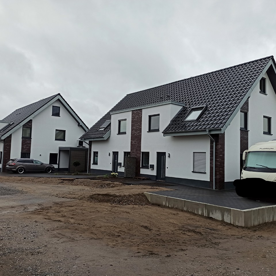 Doppelhaus mit Carport