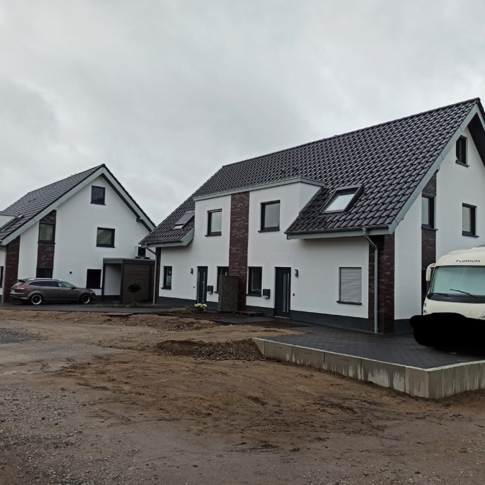 Doppelhaus mit Carport