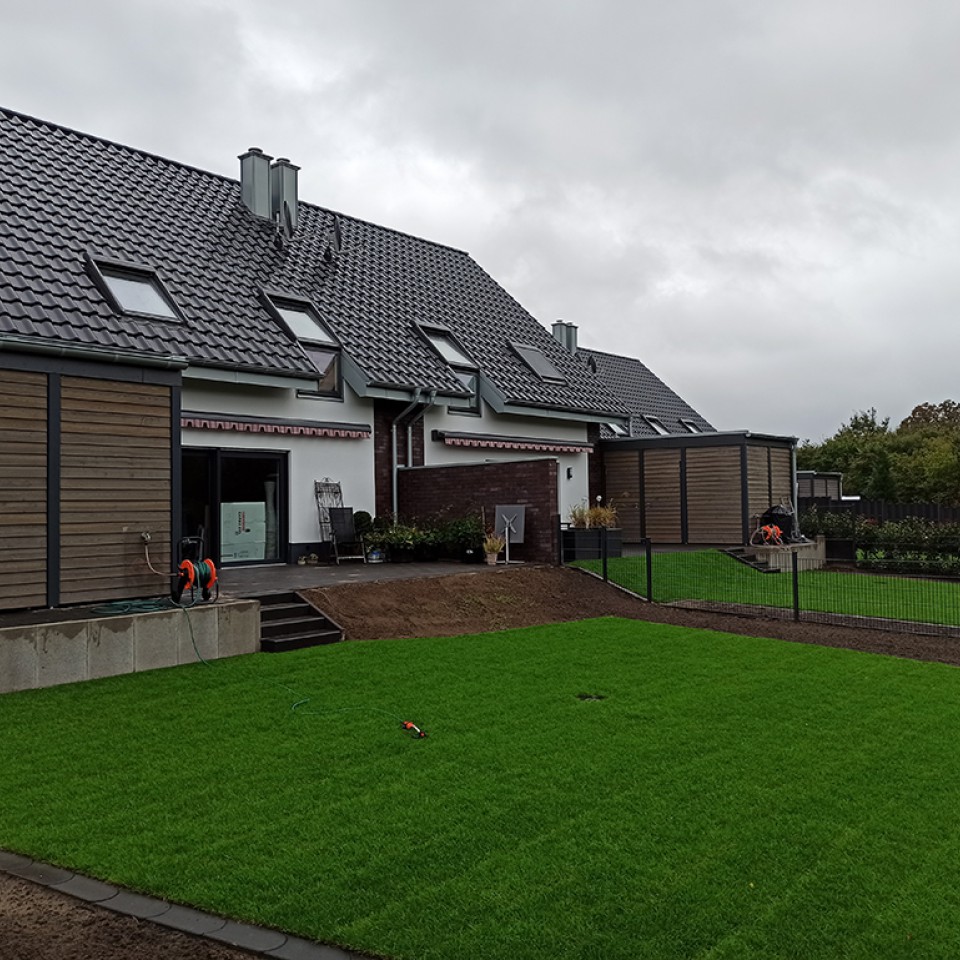 Mit Holz verkleideter Carport