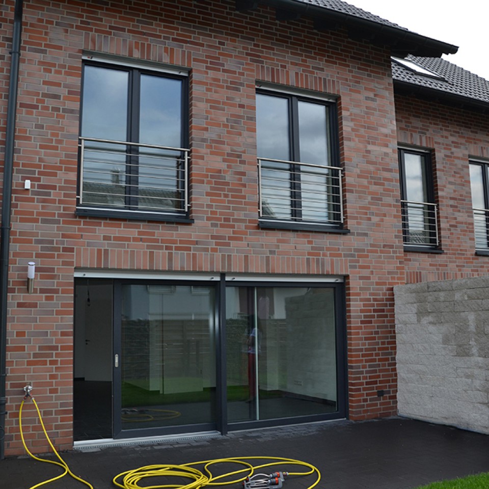 Doppelhaus mit großem Hebe-Schiebe-Fenster