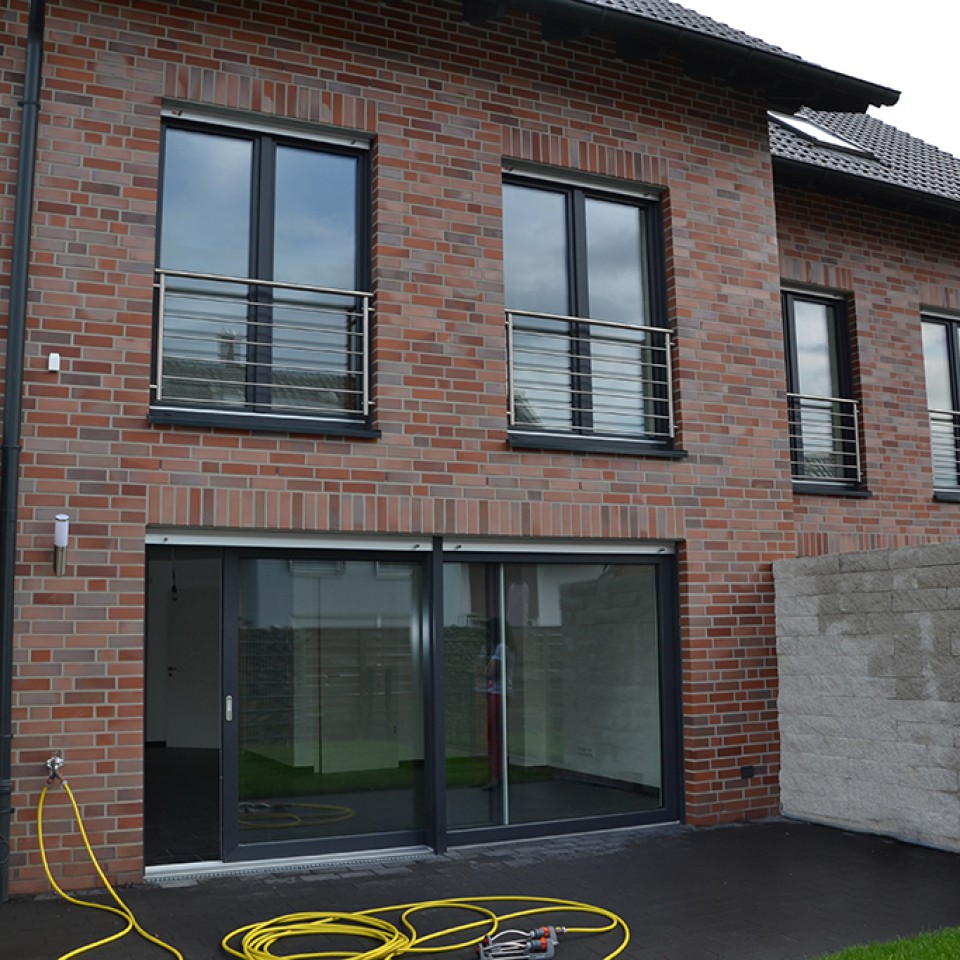 Doppelhaus mit großem Hebe-Schiebe-Fenster